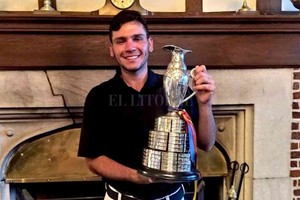 ELLITORAL_355226 |  Gentileza Joaquín Ludueña, con el trofeo obtenido en la edición 2021 de la tradicional competencia marplatense.