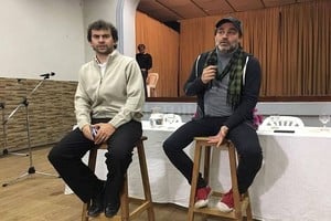 ELLITORAL_266756 |  Gentileza DURANTE LA CHARLA PAULS -en la foto junto al presidente comunal Emiliano Mónaca- habló en primera persona, que pretende generar espacios de reflexión y concientización sobre esta problemática que afecta a muchas personas.
