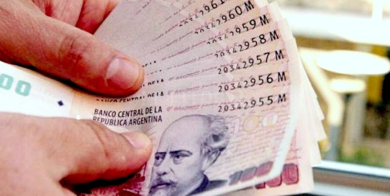 Ocho de cada 10 argentinos paga en efectivo antes que con plástico