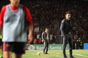 Manuel Fabatía Muñeco  con  Barba . El elogio del  Gato  Formica vinculó a los dos entrenadores que comparten el mismo agente: Juan Luis Berros. Es tan buena la relación de los técnicos que dos jugadores de River Plate, entre ellos el propio hijo de Gallardo, vienen a Colón (el otro será Beltrán).