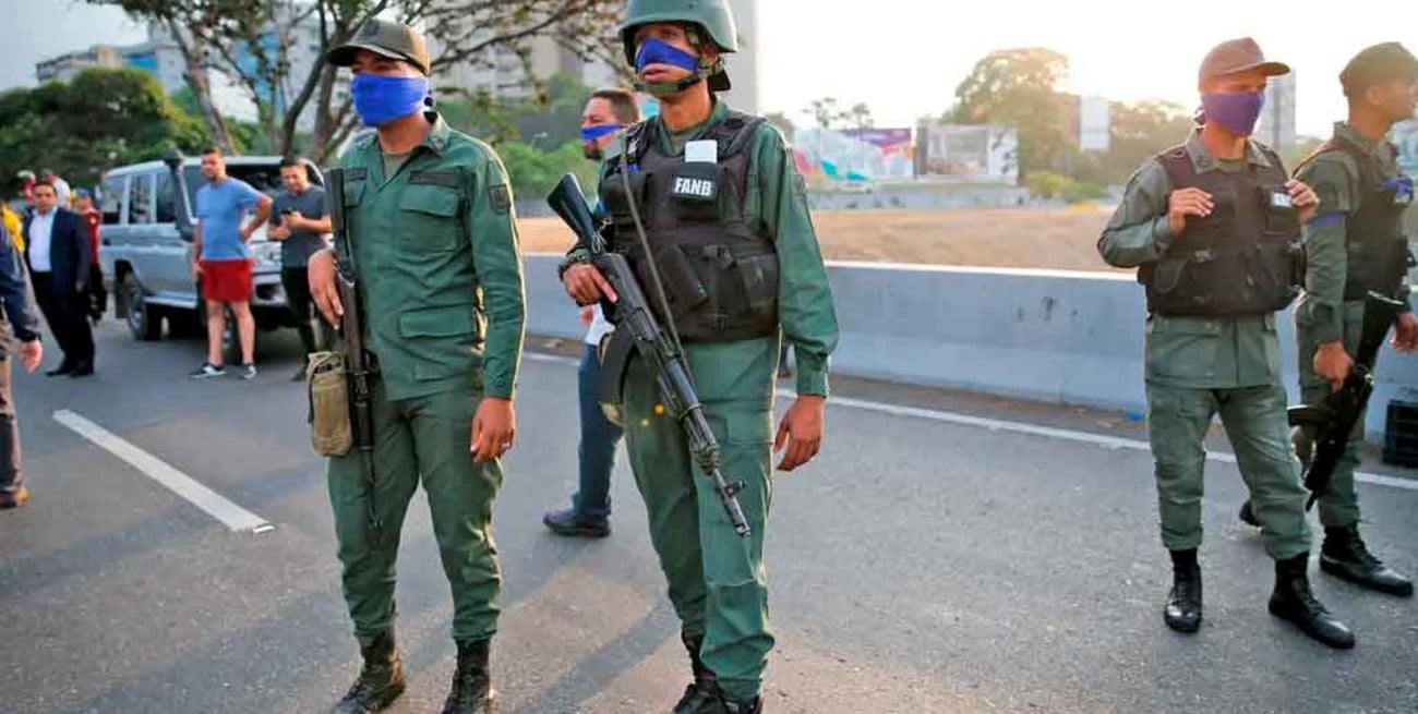 "Operación Libertad" en Venezuela: por qué algunos militares llevan cintas azules en sus caras o brazos