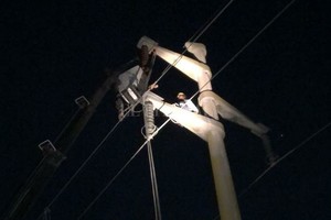 ELLITORAL_417840 |  Gentileza Operarios de la EPE trabajaron durante a madrugada para restablecer el servicio eléctrico en toda la provincia.