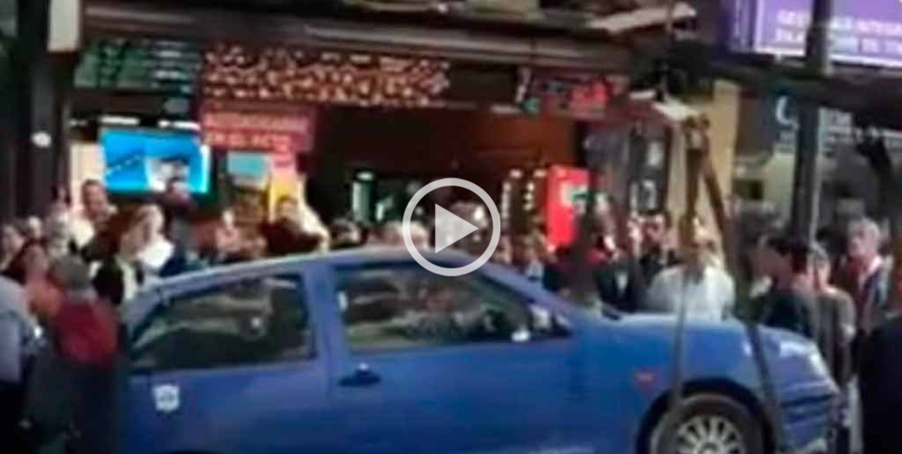 Video: se atrincheró en el auto para evitar que se lo lleve la grúa 