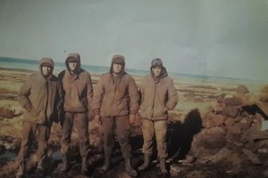 Gentileza Alberto Avellaneda, Silvio Katz, Roque Arrieta, y Jorge Martinoli (izq. a der.), en las Islas Malvinas, durante la guerra de 1982.