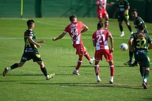 ELLITORAL_373703 |  Ignacio Izaguirre Preciso instante en que Kevin Zenón mete el zurdazo luego de una muy buena maniobra de Insaurralde por el costado izquierdo. En el banco, Azconzábal tenía la solución para ganar un partido que fue difícil y en el que al Tate le costó muchísimo, una vez más, la generación de situaciones de gol. Unión ganó con este gol de Zenón y quedó adentro de la zona de clasificados. El fin de semana, se viene el clásico en el Centenario.