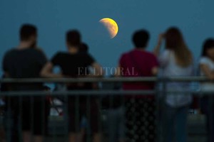 ELLITORAL_234959 |  Archivo El Litoral En Varsovia. La imagen es del 27 de julio de 2018: los jóvenes polacos se reunieron cerca del Centro de Ciencia Copérnico para observar un eclipse lunar. Este año habrá celebraciones en todo el mundo, y la ciudad no será la excepción.