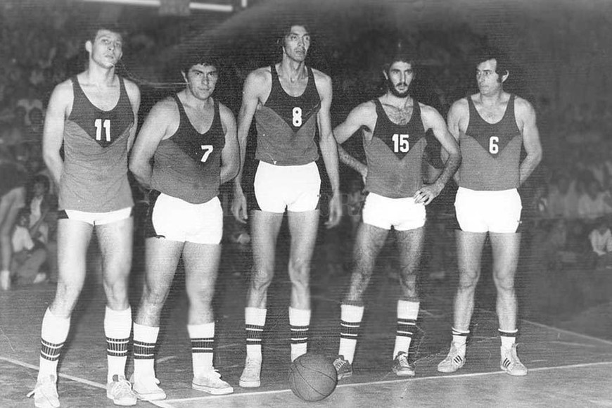 ELLITORAL_248216 |  Archivo El Litoral Quinteto campeón. Así arrancó Santa Fe la final del Campeonato Argentino de 1977 ante a Buenos Aires.  Carlucho , con su tradicional camiseta 7, junto a Horacio Desávado, Carmelo Mendoza, Hugo Cignetti y Héctor Roldán.