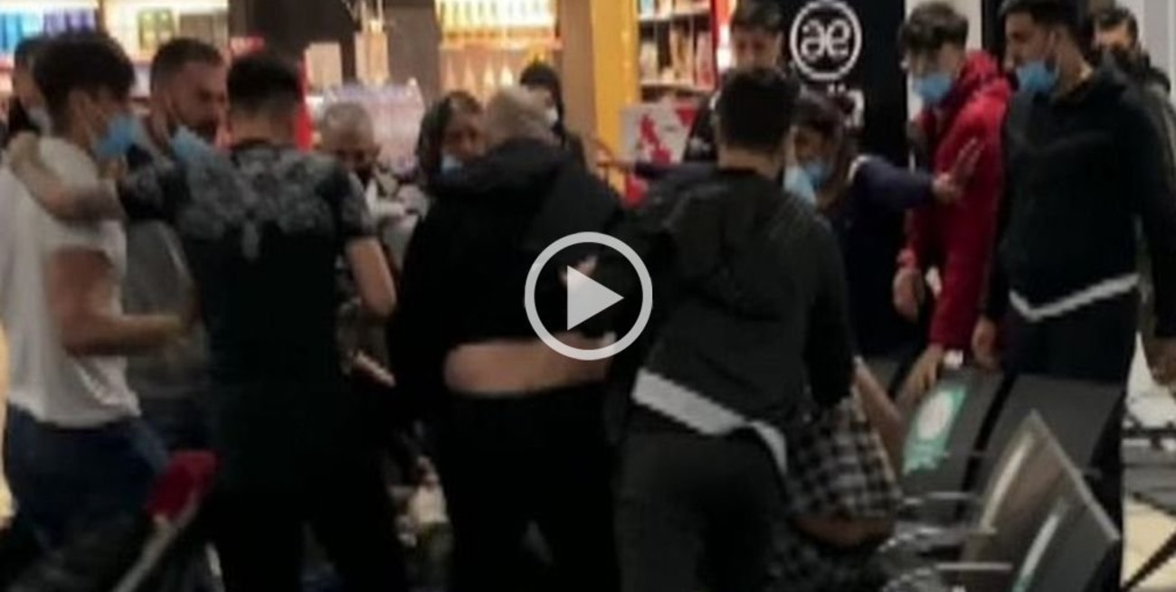Video: heridos y detenidos tras una batalla campal en el aeropuerto Luton de Londres