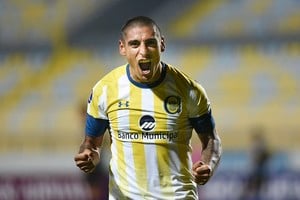 ELLITORAL_374482 |  Prensa Rosario Central NOTICIAS ARGENTINAS BAIRES, 
MAYO 5: Diego Zabala festeja 
el gol del empate de Rosario 
Central frente a Huachipato de 
Chile, en el partido por la 
tercera fecha del grupo A de 
la Copa Sudamericana. Foto NA: 
prensa CARC