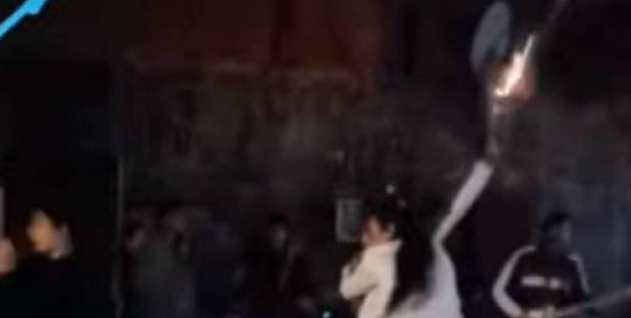 Video: disparó tiros al aire en una fiesta clandestina de San La Muerte en Corrientes