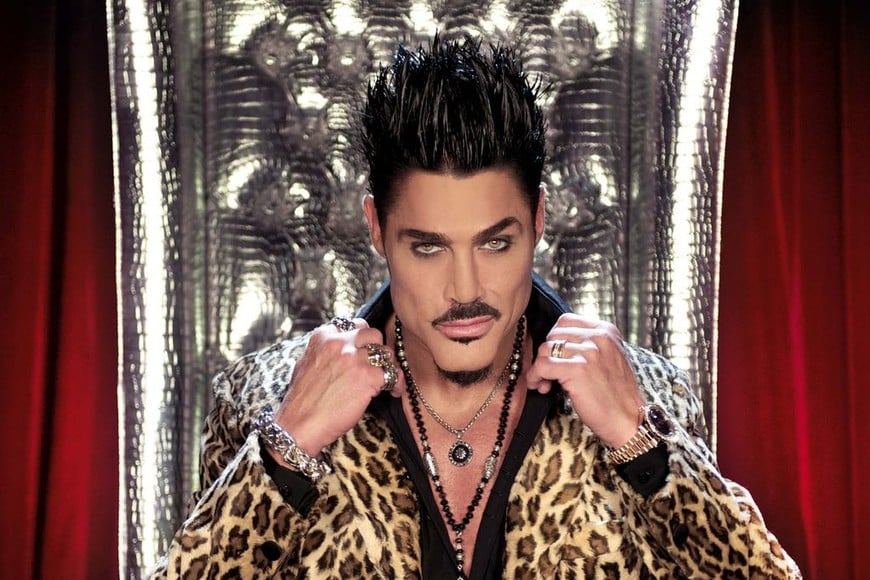 ELLITORAL_220591 |  Archivo Télam Buenos Aires 21/06/2012- .-Ricardo 
Fort se prepara para el debut por la televisión abierta de su 
programa "Fort Night Show", un magazine de tres horas de duración 
pensado como un "big show" norteamericano con musicales, 
entrevistas, bandas y hasta una sit-com, que arranca este sábado a 
las 21 por América. 
Foto:Télam/cl