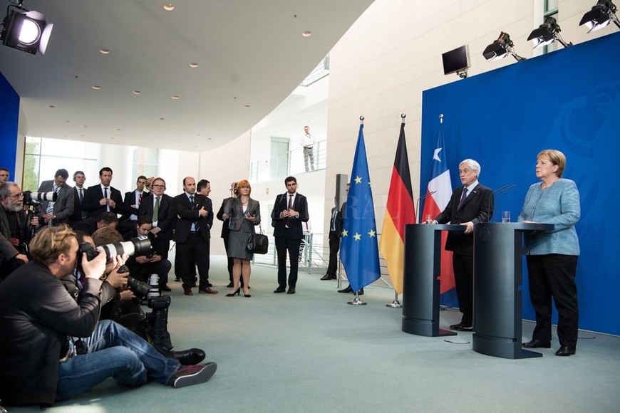 ELLITORAL_225696 |  dpa El presidente chileno, Sebastián Piñera, y la canciller alemana, Angela Merkel, hablan durante una rueda de prensa en Berlín.