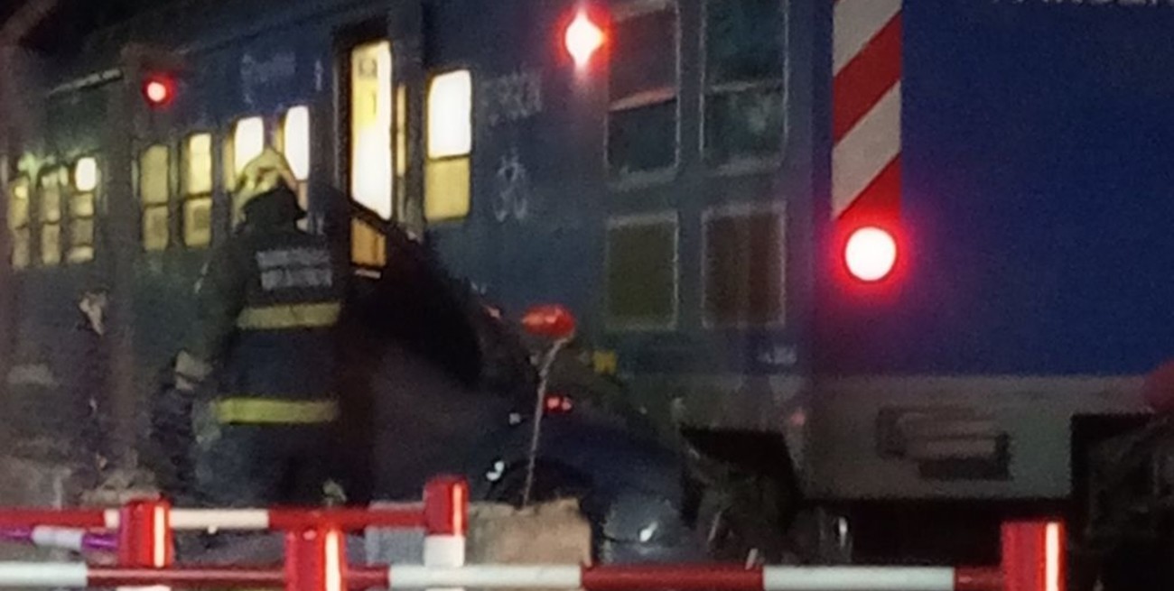 Un auto fue arrollado por un tren en Buenos Aires: dos heridos