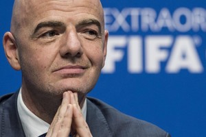 Archivo PBK25. ZÚRICH (SUIZA), 26/02/2016.- El nuevo presidente de la FIFA, Gianni Infantino, ofrece una rueda de prensa tras su elección durante el Congreso Extraordinario de la FIFA en el Hallenstadion de Zúrich, Suiza, el 26 de febrero del 2016. Infantino, secretario general de la UEFA, es el nuevo presidente de la FIFA, tras ganar unas elecciones en las que se impuso en la segunda votación al jeque bareiní Salman bin Ebrahim al Khalifa (88), al Príncipe Alí (4) y a Jerome Champagne que no obtuvo voto alguno. Su mandato será de tres años, hasta 2019, y comienza a la conclusión de este Congreso. EFE/Patrick B. Kraemer