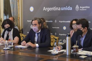 ELLITORAL_372504 |  NA Santiago Cafiero, Carla Vizzotti y Eduardo  Wado  de Pedro encabezaron la reunión