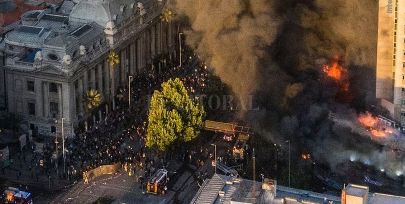 Más protestas y un gran incendio en el centro de Santiago de Chile