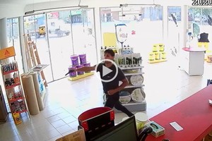 Captura de video Todo ocurrió en un local de Pinturerías Universo, en avenida Blas Parera al 7900.