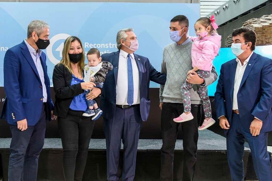 ELLITORAL_363579 |  Agencia NA El presidente Fernández junto con algunos de los beneficiarios.
