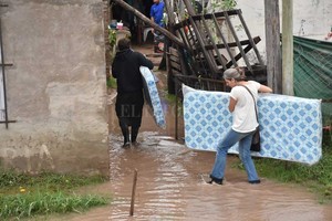 ELLITORAL_246322 |  Manuel Alberto Fabatía En la Costa. A la vera de la Ruta Provincial Nº 1, altura del kilómetro 5,5, también hubo afectados por el agua que ingresó a los hogares.