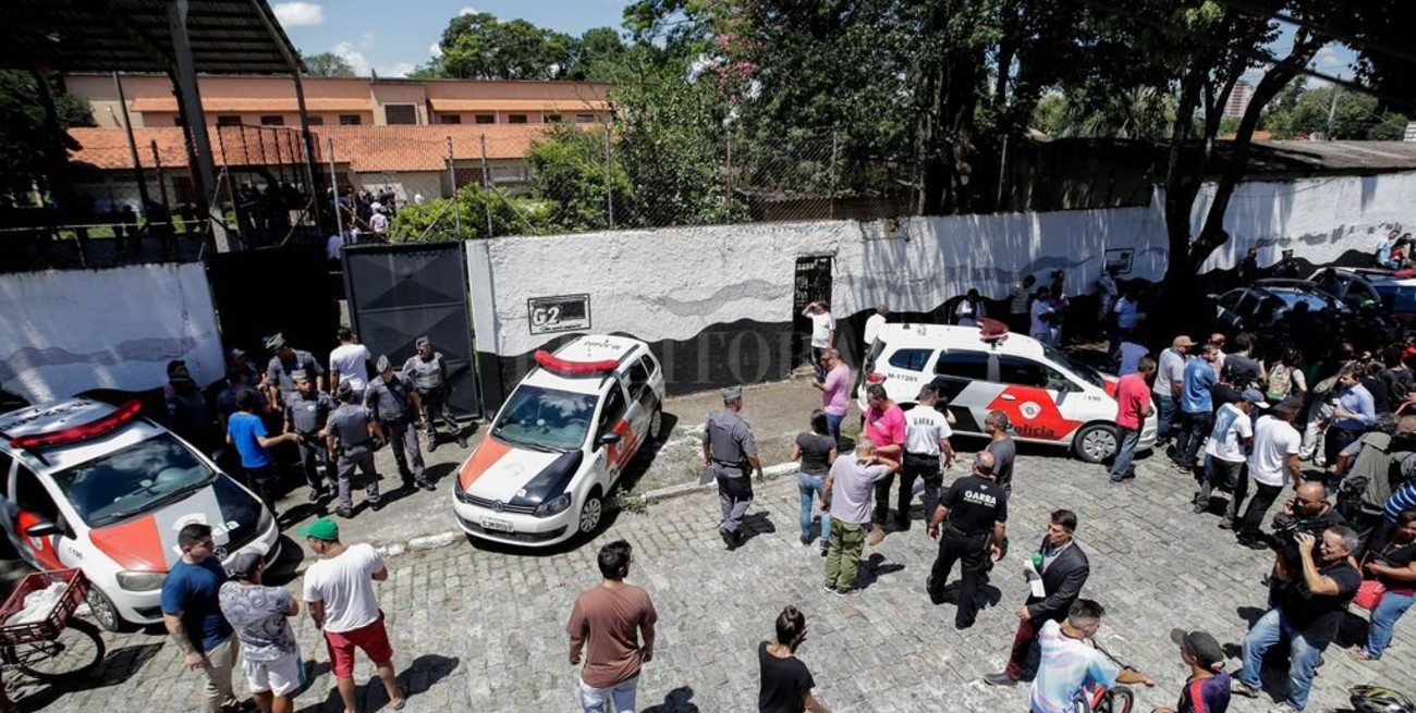 Brasil: dos ex alumnos mataron a ocho personas en una escuela y luego se suicidaron
