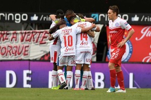 El Litoral ¡Quiere meter cuarta! El festejo tatengue en el Diego Armando Maradona del Unión de Leo Madelón. Con tres victorias al hilo, el Tate se ilusiona con hacerse protagonista de la actual Superliga Argentina de Fútbol (SAF). Ahora, en lo que es una verdadera fortaleza rojiblanca (hace 17 partidos que no conoce la derrota en el 15 de Abril), tendrá dos juegos seguidos en condición de local: este sábado frente a Godoy Cruz de Mendoza y el viernes que viene ante Patronato de la Juventud Católica de Entre Ríos.
