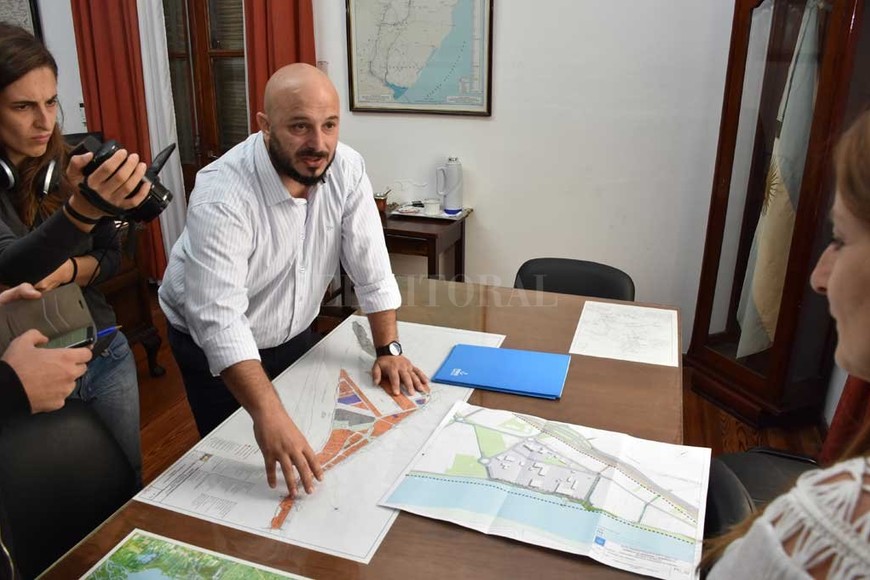 ELLITORAL_233087 |  Flavio Raina Simez explicó que una de las prioridades es estimular el uso de la bicicleta en la zona portuaria.