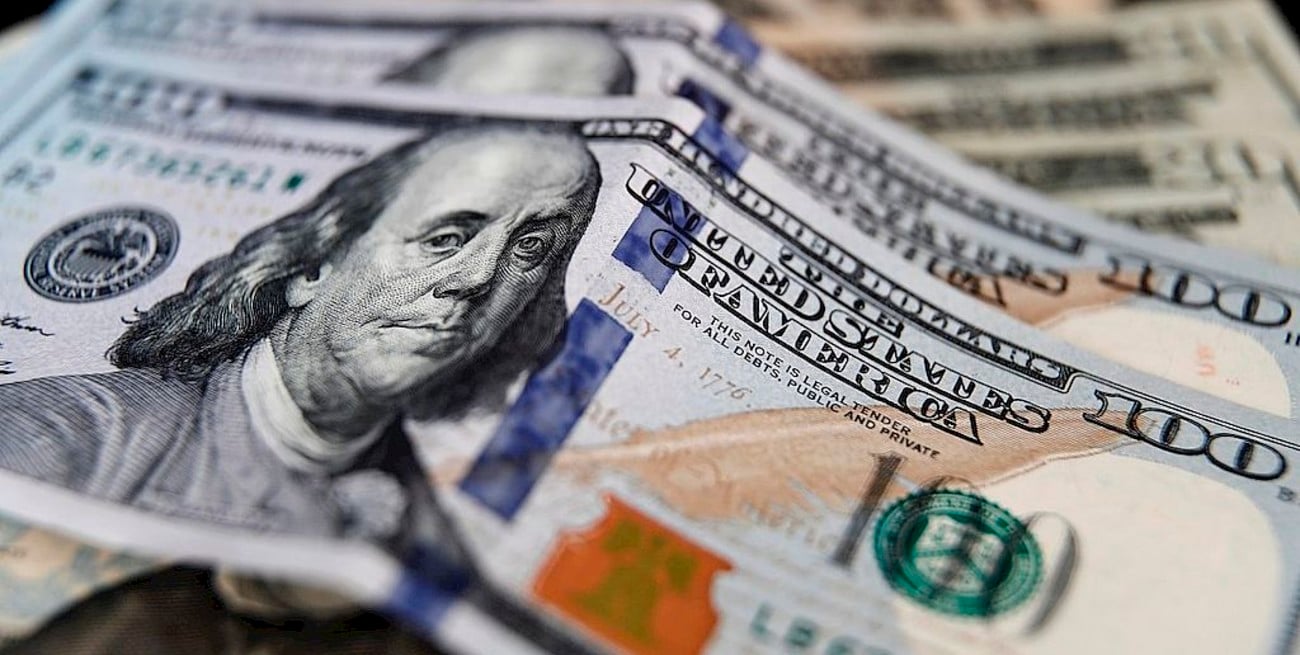 El dólar blue bajó a $ 126 y el "solidario" cerró la semana por encima de los $ 97