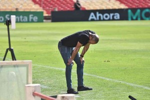 ELLITORAL_398986 |  Pablo Aguirre El Vasco Azconzábal y una siesta llena de lamentos el domingo, no sólo por los goles que le hicieron a su equipo, sino por las ocasiones que desperdició y el clarísimo error arbitral.