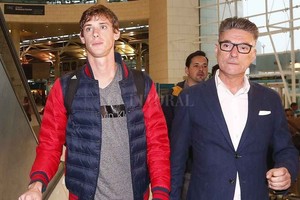 ELLITORAL_212072 |  Gentileza Diario A Bola de Portugal Los primeros pasos de Germán Conti en tierra portuguesa, apenas arribado al aeropuerto Humberto Delgado. El defensor y capitán de Colón, transferido al Benfica, arribó este jueves en compañía de su representante, Silvio Villalba y del intermediario que también participó en la negociación, Marcelo Valeri y perteneciente al grupo de Cristian Bragarnik. También participó Isidoro Giménez, hombre de confianza del accionista del Benfica.