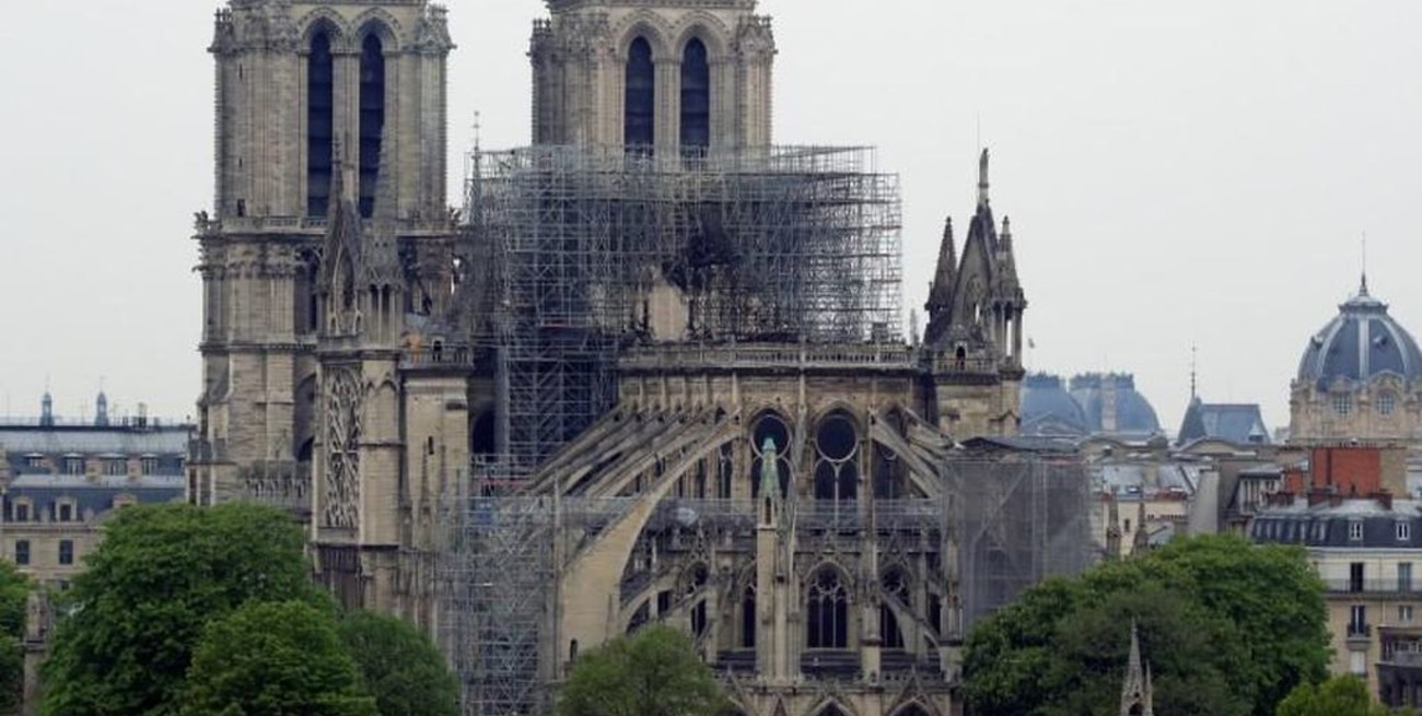 Anunciaron la extinción del incendio en Notre Dame