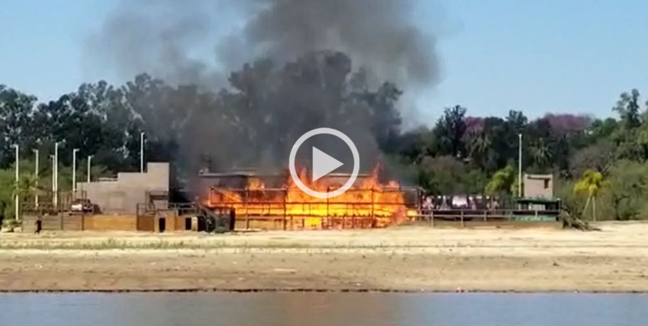 Videos: se incendió un parador en una playa de Paraná