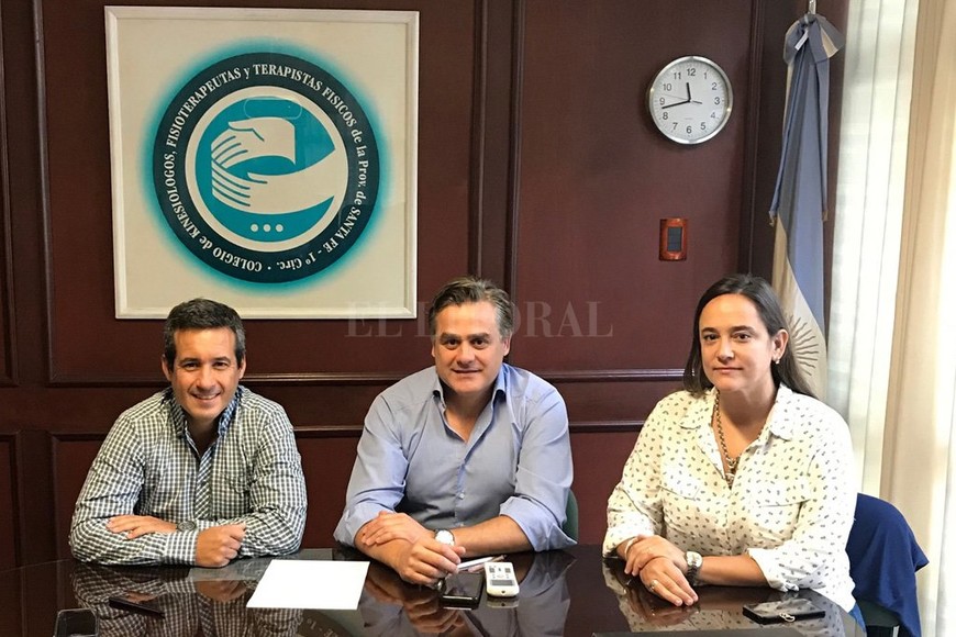 ELLITORAL_244034 |  Gentileza UNA INSTITUCIÓN CON MÁS DE 1300 COLEGIADOS. Javier Ragogna, presidente del Colegio de Kinesiólogos -en el centro- junto a Carolina Francia Guilisasti y Sebastián Morales.