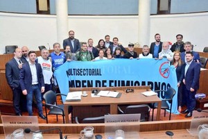 ELLITORAL_221189 |  Facebook Paren de Fumigarnos Miembros de la Multisectorial Paren de Fumigarnos con los concejales, tras la sanción de la nueva ordenanza.