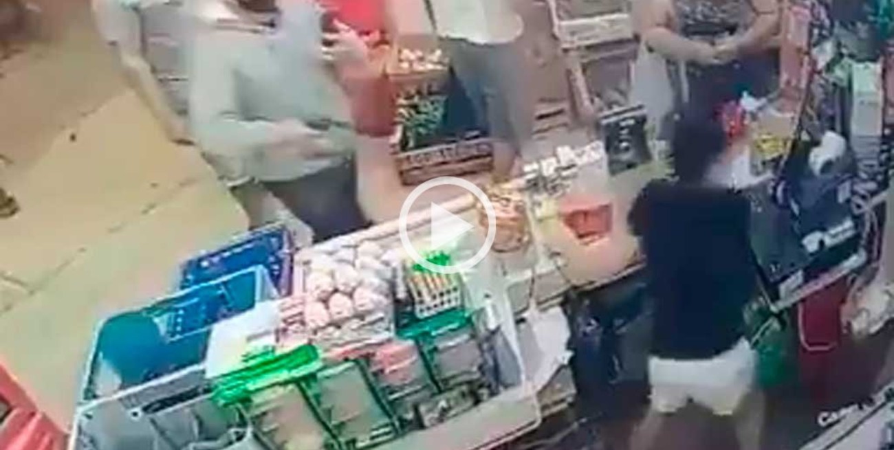 Video: se filmaba mientras apuntaba con un arma en un supermercado
