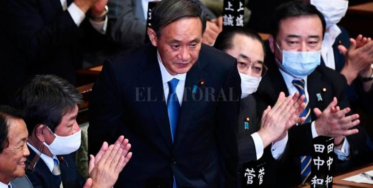 Yoshihide Suga se convierte en el primer ministro de Japón