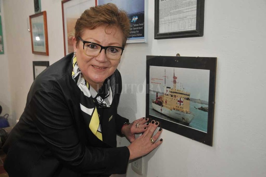 ELLITORAL_223696 |  Flavio Raina Silvia Barrera volvió al Almirante Irizar. Fue la semana pasada para participar del documental que está elaborando Senado TV por los 50 años desde que la embarcación, que fue construida en Helsinki, está en el país. Aquí, junto a una imagen de la embarcación, en el Centro de Ex Combatientes de Santa Fe.