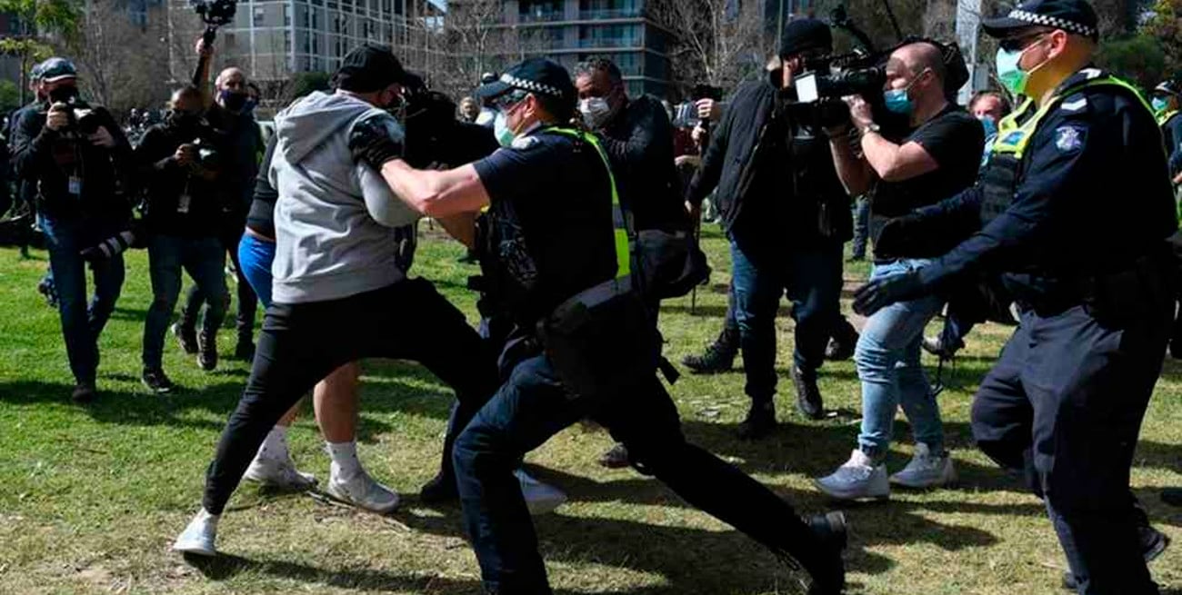 Al menos 18 detenidos en varias protestas contra el confinamiento en Australia