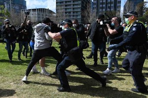 ELLITORAL_323713 |  EFE La policía pelea con manifestantes durante una protesta anti-cierre en Melbourne, Australia, 05 de septiembre de 2020.