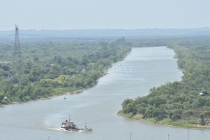 ELLITORAL_351514 |  Flavio Raina El repunte del caudal en Santa Fe tranquiliza a quienes deben navegar el río en barcos de gran calado.