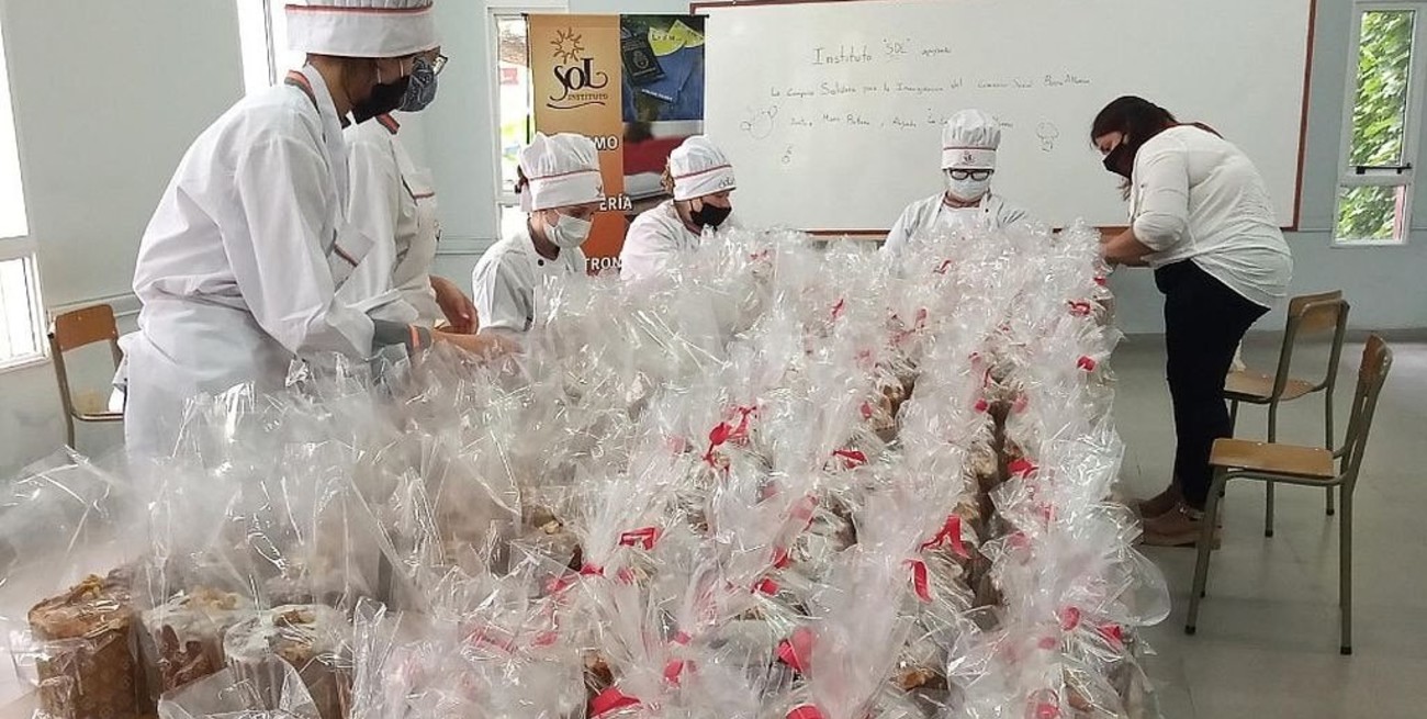 Alumnos santafesinos volvieron a las aulas para producir pan dulces navideños