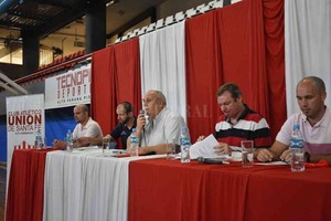 ELLITORAL_354464 |  Pablo Aguirre La mesa principal en el Angel Malvicino (muchos dirigentes se ubicaron a un costado para escuchar la palabra del presidente). Miretti, Di Pangrazio, Spahn, Rosso y Tombolatto ubicados de izquierda a derecha. Miretti, Rosso y Tombolatto son los integrantes de la comisión revisora y fiscalizadora; Di Pangrazio habló de las obras.