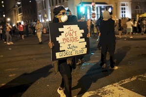 ELLITORAL_304876 |  Xinhua/Liu Jie (200531) -- WASHINGTON D.C., 31 mayo, 2020 (Xinhua) -- Imagen del 30 de mayo de 2020 de personas manifestándose cerca de la Casa Blanca durante una protesta por la muerte de George Floyd en Washington D.C., Estados Unidos. Manifestaciones y disturbios se han extendido por las ciudades de Estados Unidos después de que un video se volviera viral donde George Floyd es sofocado hasta la muerte por un oficial de policía blanco en el estado de Minnesota en el medio oeste de Estados Unidos el 25 de mayo. (Xinhua/Liu Jie) (ah) (da) (ce)