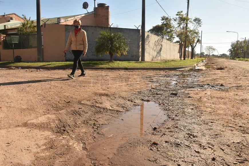 ELLITORAL_314182 | Guillermo Di Salvatore AGUA ESTANCADA. El barrio fue construido hace 20 años. Hoy en día, uno de los problemas pasa por resolver el drenaje del agua posteriormente a una lluvia.