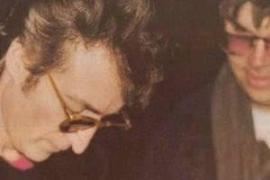 Crimen en año bisiesto: John Lennon firma un autógrafo a Mark David Chapman horas antes del crimen en 1980.