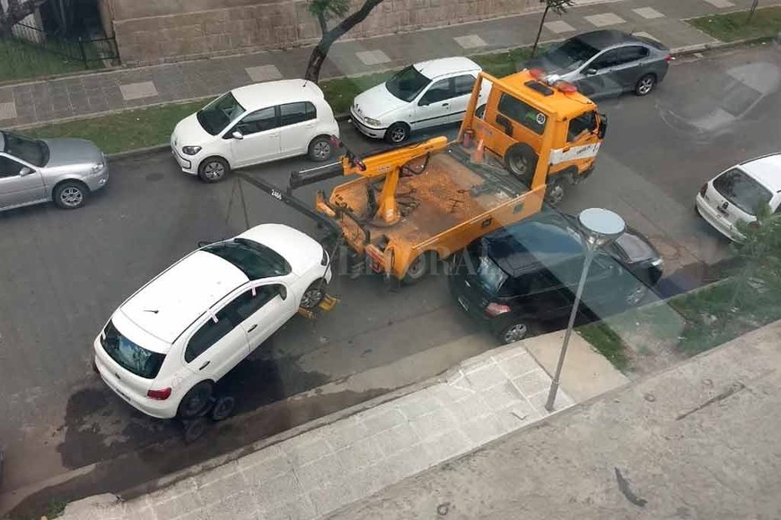 ELLITORAL_235681 |  Gentileza La grúa se lleva el auto que tapaba uno de los accesos al Cemafe.