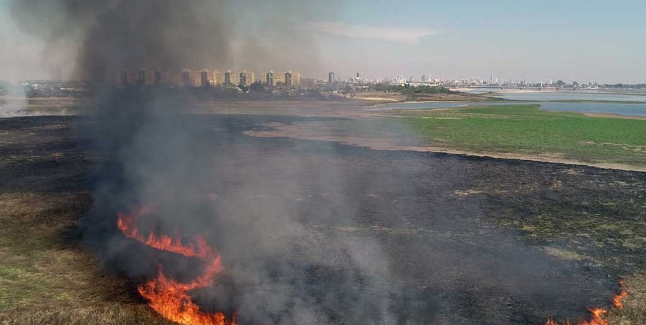 Desde el drone de El Litoral: imágenes impactantes de quemas de pastizales en Santa Fe