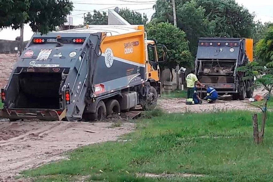 ELLITORAL_234416 |  Periodismo Ciudadano / WhatsApp En diciembre, un camión recolector de basura se quedó atrapado en el barro.