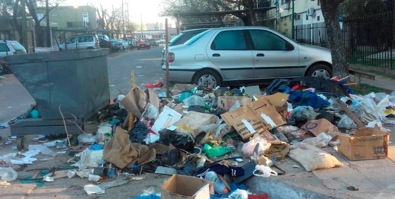 Vecinos preocupados e indignados por basura en la calle