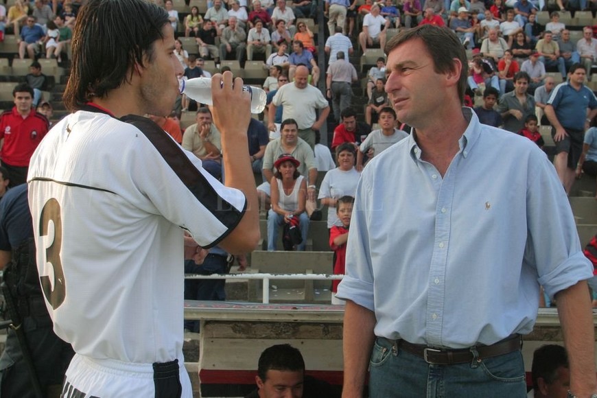 ELLITORAL_292734 |  Archivo El Litoral Godano entrenador Dándole indicaciones, en la foto, al  Pata  Pereyra, el día del empate con San Lorenzo en uno, en 2003.