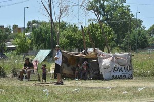Mauricio Garín En zona norte. Atrás del CIC de Facundo Zuviría, uno de los asentamientos más importantes de los últimos tiempos en la ciudad.